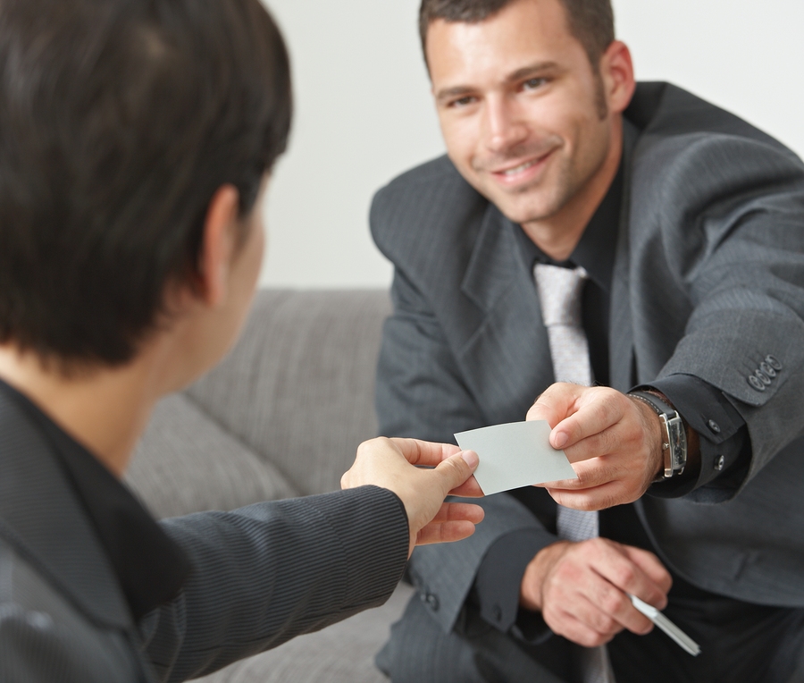 Приемы манипулирования в общении. Как быть мужчиной в общении. Как быть мужчиной в общении. Женщина флиртует с мужчиной. Особенности общения мужчин.